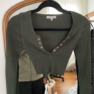 Crop top with optional buttons